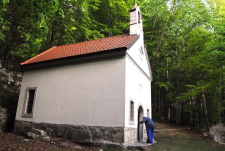 Cerkev. sv Brica, pred njo Jože Posega, njen skrbnik